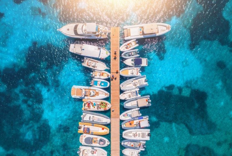 Où trouver une location à Saint-Tropez avec un yacht à disposition pour des sorties en mer?